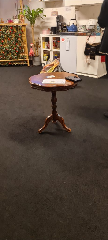 Ett trollbord ska ha 3 ben och inga skruvar. Finns att hitta på loppis och second hand butiker.