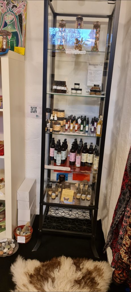 Det finns också rökelser man kan köpa. Varje produkt tillhör någon som själv har lämnat in sina varor. Man swishar då till själva ägare så det är flera som har sina varor här som du kan köpa. Har du själv något som har med det andliga att göra och vill sälja så kan du kontakta Livskällan. Kan nämna att det även hänger massor av konst på väggarna av olika konstnärer. En av konstnärerna heter Anita Lindholm från Anilaart som har målat kraftdjur man kan köpa.