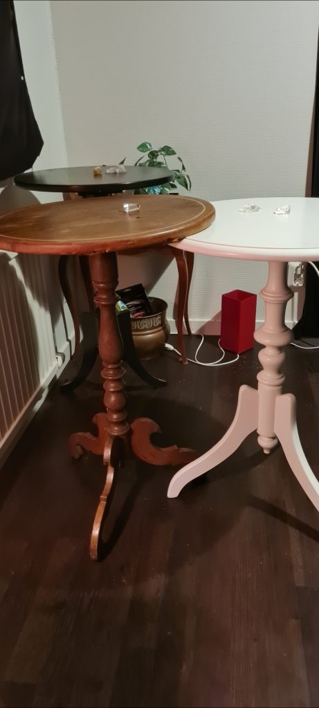 På varje andebord finns kristaller för att skydda.